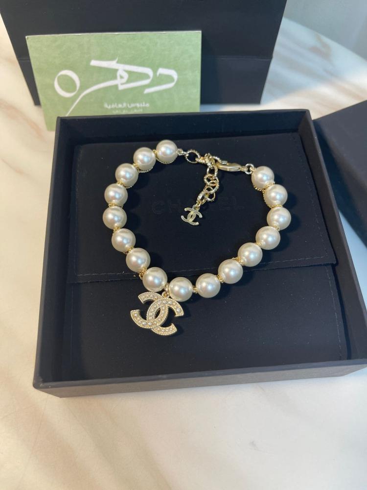 سوار بسلسلة لؤلؤ مع سلسلة معدنية بشعار شانيل