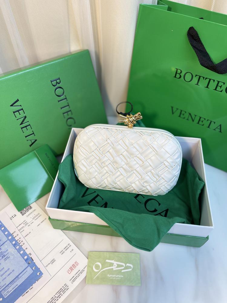 شنطة محفظة بوتيقا كلاتش بقفل عقدة - أبيض