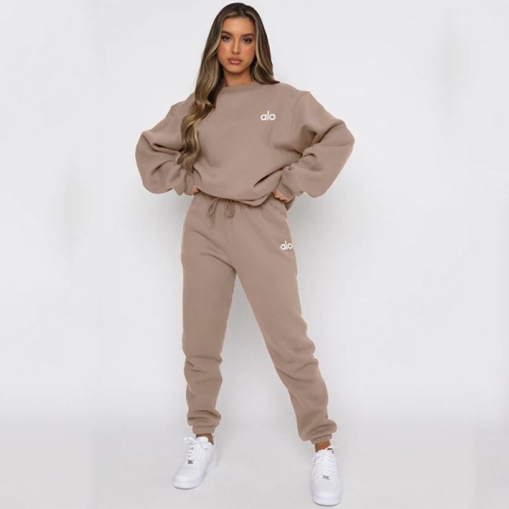 طقم سويتز برقبة دائرية ضيقة وبنطال من alo yoga - مجموعة 1