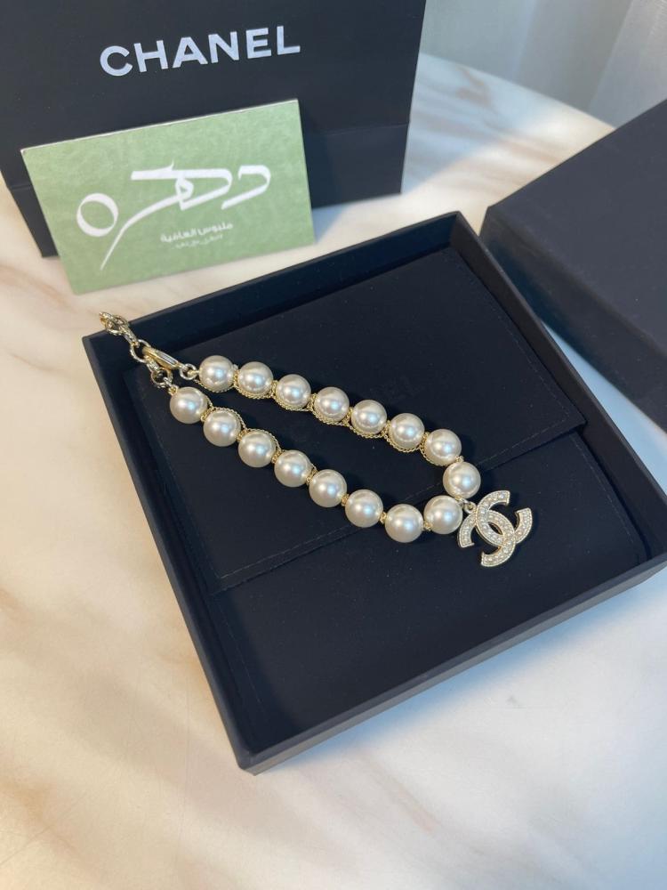 سوار بسلسلة لؤلؤ مع سلسلة معدنية بشعار شانيل