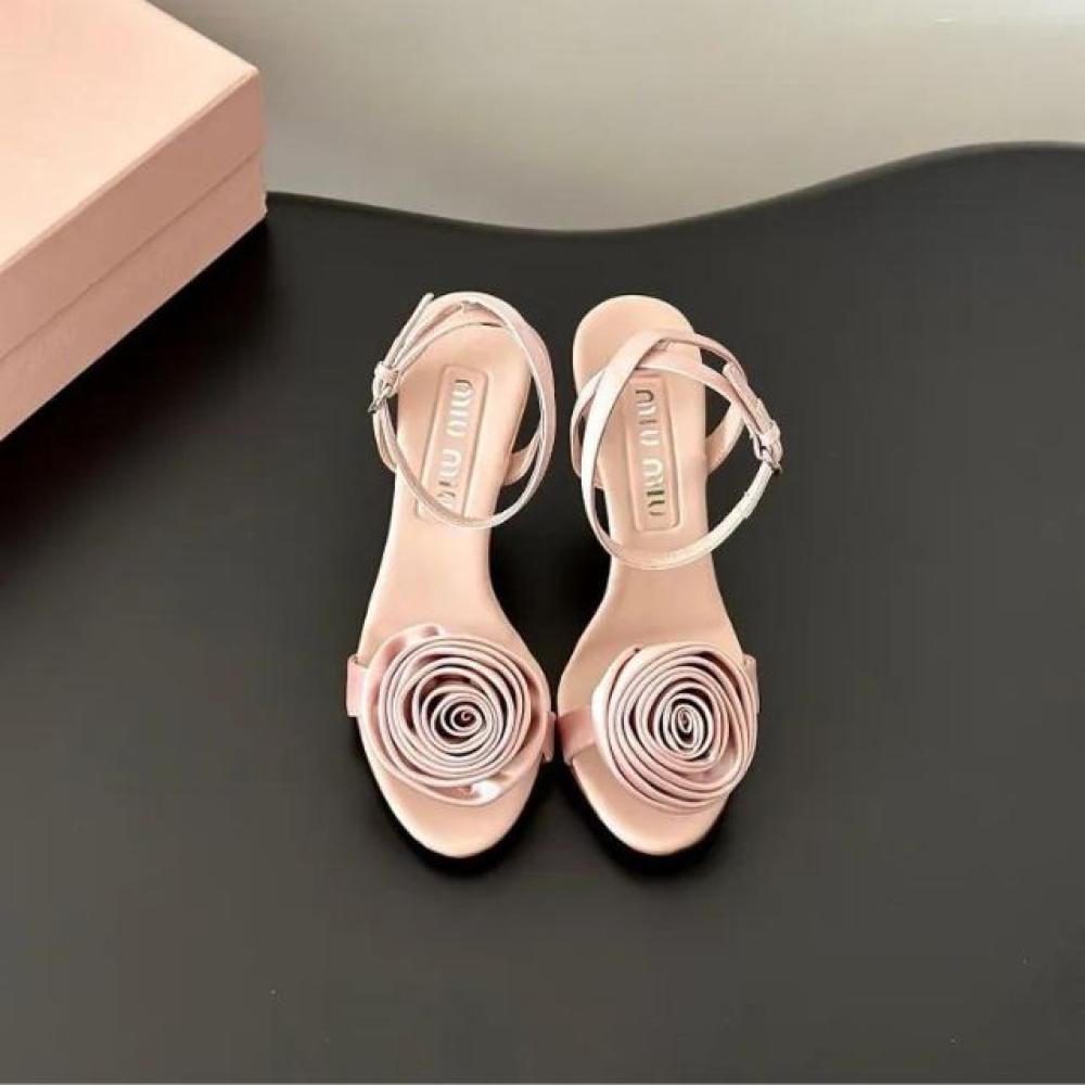 صندل من الجلد من ميو ميو