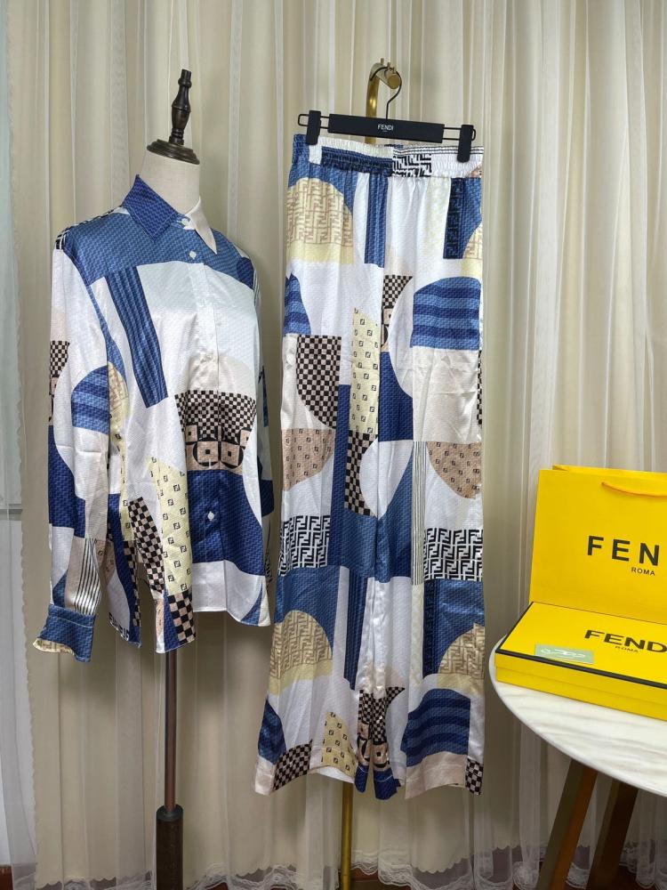 طقم بلوزة وبنطلون فندي بطبعة بنمط أشكال مختلفة باللون الأبيض و الأزرق