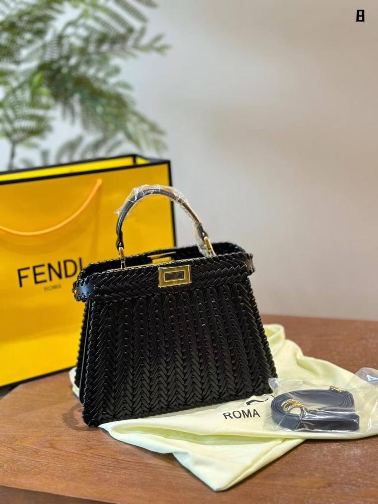 حقيبة بيكابو ايسيو من فندي 20