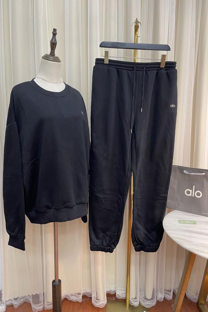 طقم سويتز برقبة دائرية ضيقة وبنطال من alo yoga - مجموعة 3