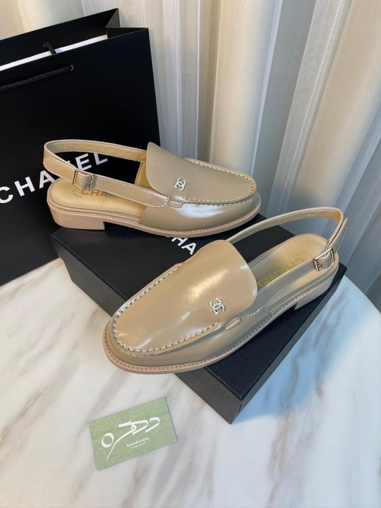 صندل شانيل مسطح بشعار شانيل - بيج