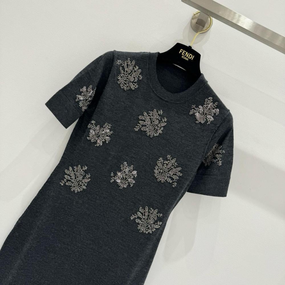 فستان فندي المطرز