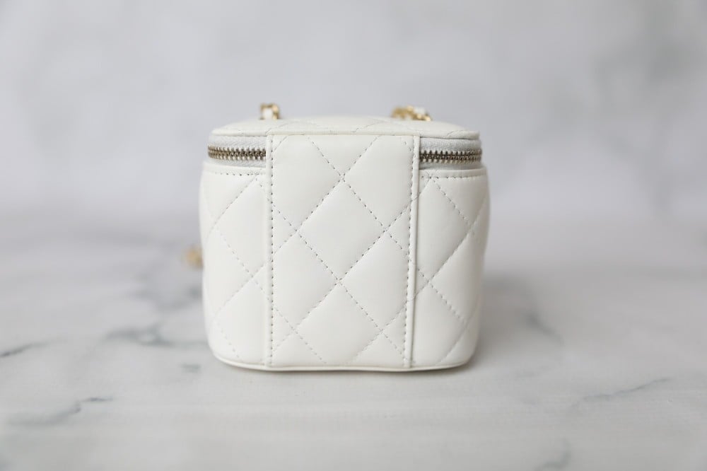 شنطة شانيل بيرل كراش فانيتي ميني 11سم - أبيض