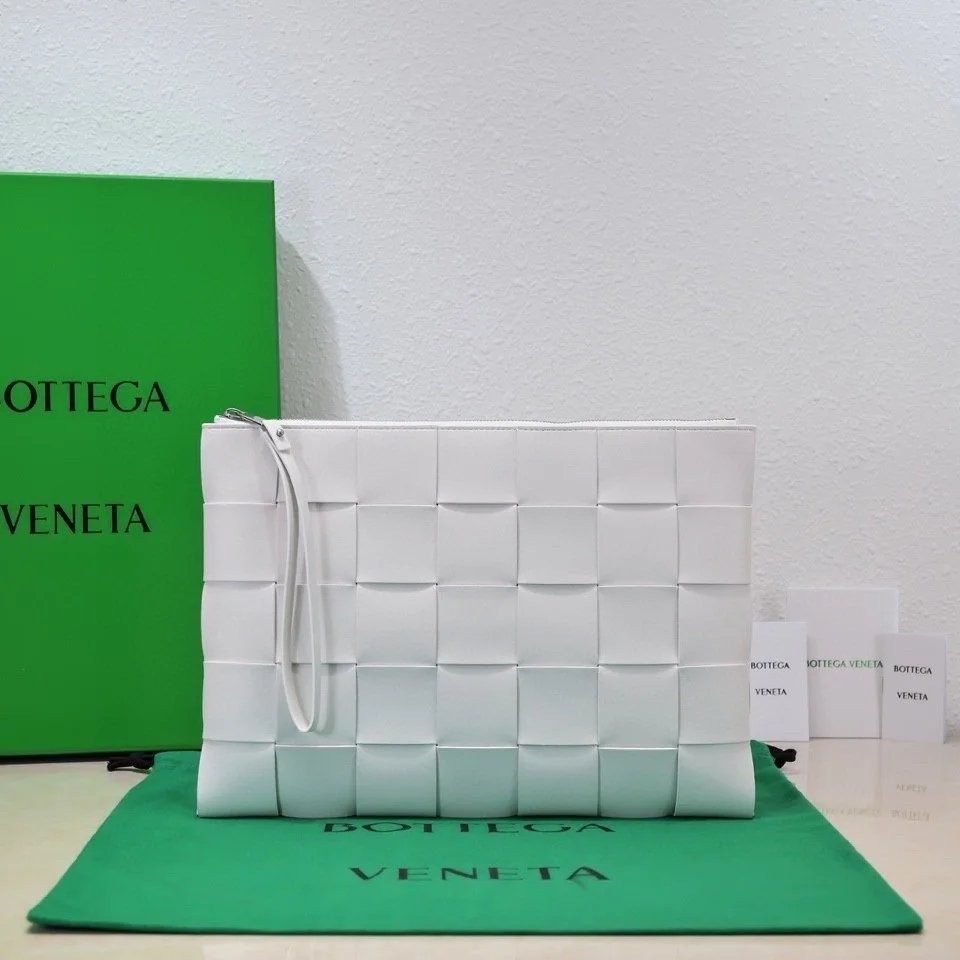 شنطة Intreccio Pouch من بوتيغا