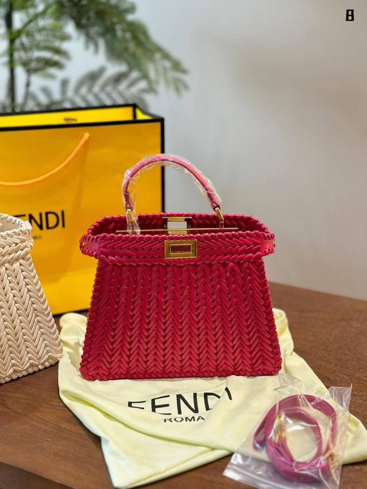 حقيبة بيكابو ايسيو من فندي 20