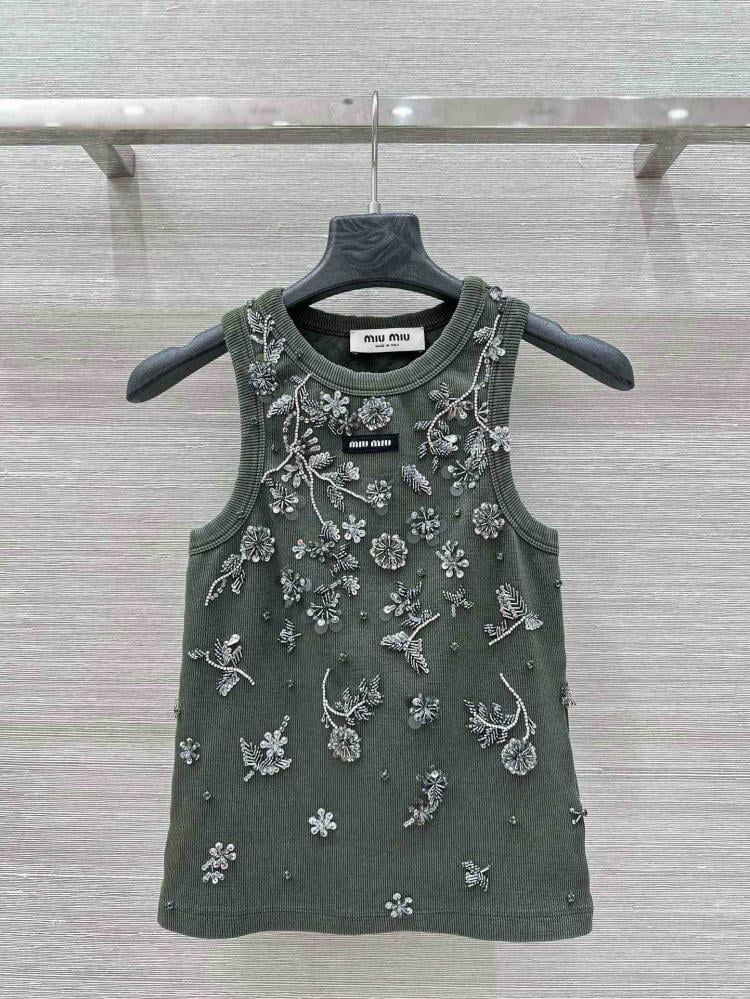 بلوزة جيرسيه محبوكة مضلعة مطرزة ومصبوغة من ميو ميو