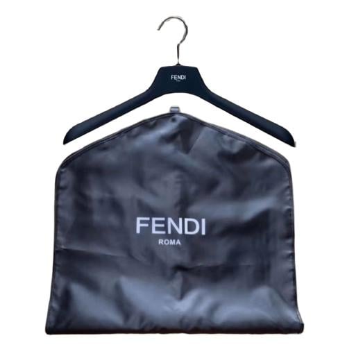 علاقة ملابس Fendi مع كيس حماية قصير اسود