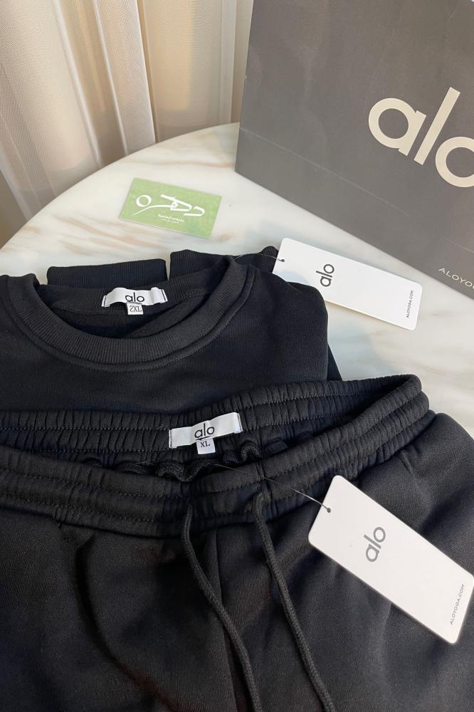 طقم سويتز برقبة دائرية ضيقة وبنطال من alo yoga - مجموعة 3