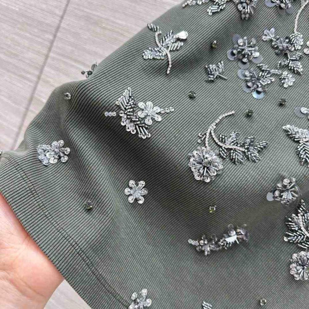 بلوزة جيرسيه محبوكة مضلعة مطرزة ومصبوغة من ميو ميو