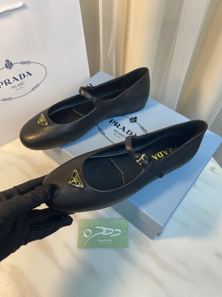 حذاء باليرينا بشعار مثلث من برادا