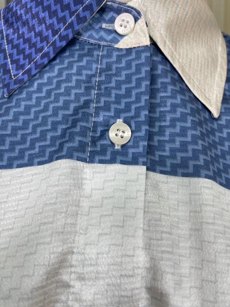 طقم بلوزة وبنطلون فندي بطبعة بنمط أشكال مختلفة باللون الأبيض و الأزرق