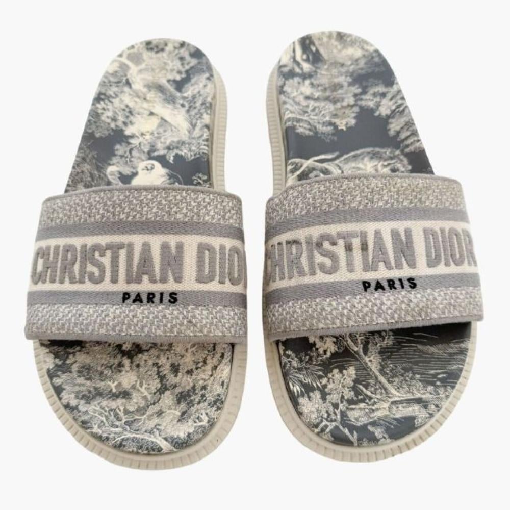 شبشب مطرز من قماش Toile de Jouy من ديور - رمادي