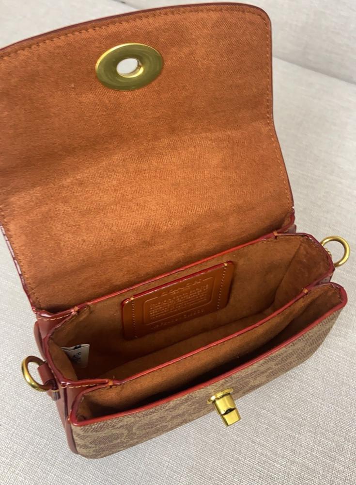 حقيبة كروس كاسي 17 سم قنب بشعار الماركة وجلد من كوتش