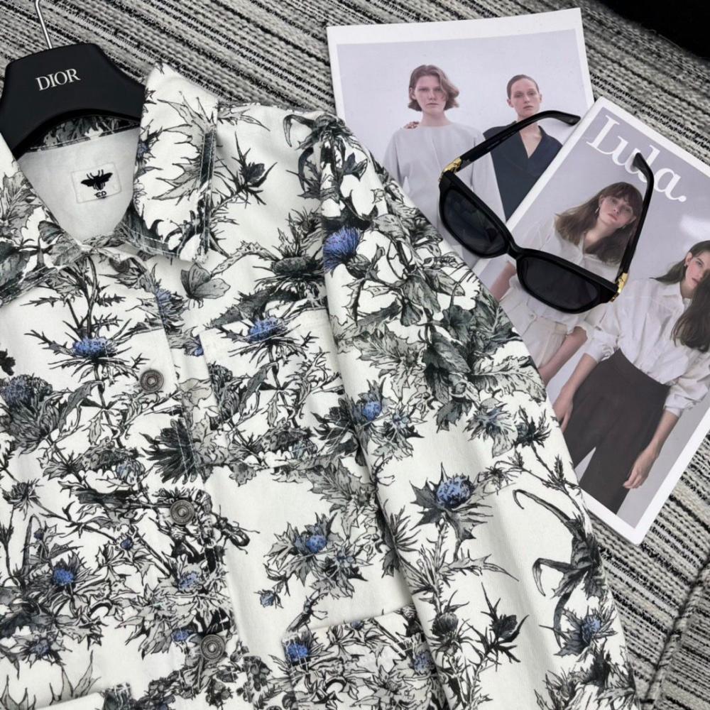 جاكيت جينز شتوي من ديور بطبعة الطبيعة