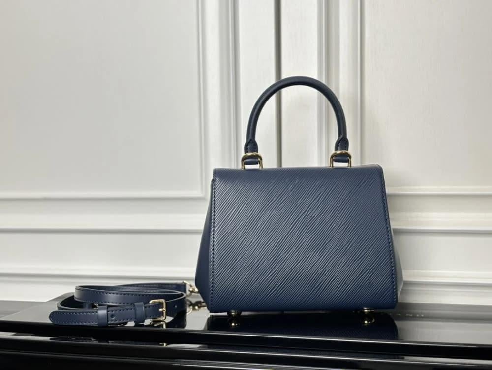 حقيبة Louis Vuitton الجلد
