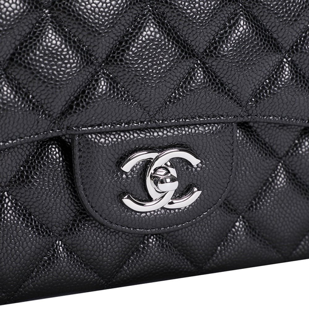 شنطة شانيل كلاسيك كافيار 33 سم - أسود وفضي