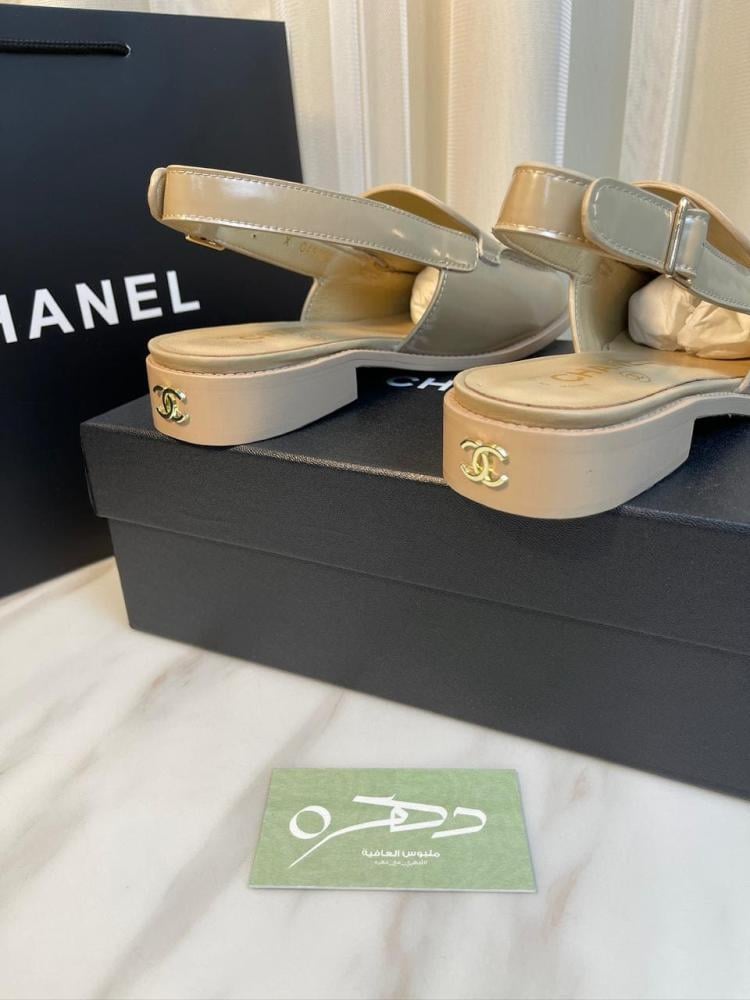 صندل شانيل مسطح بشعار شانيل - بيج