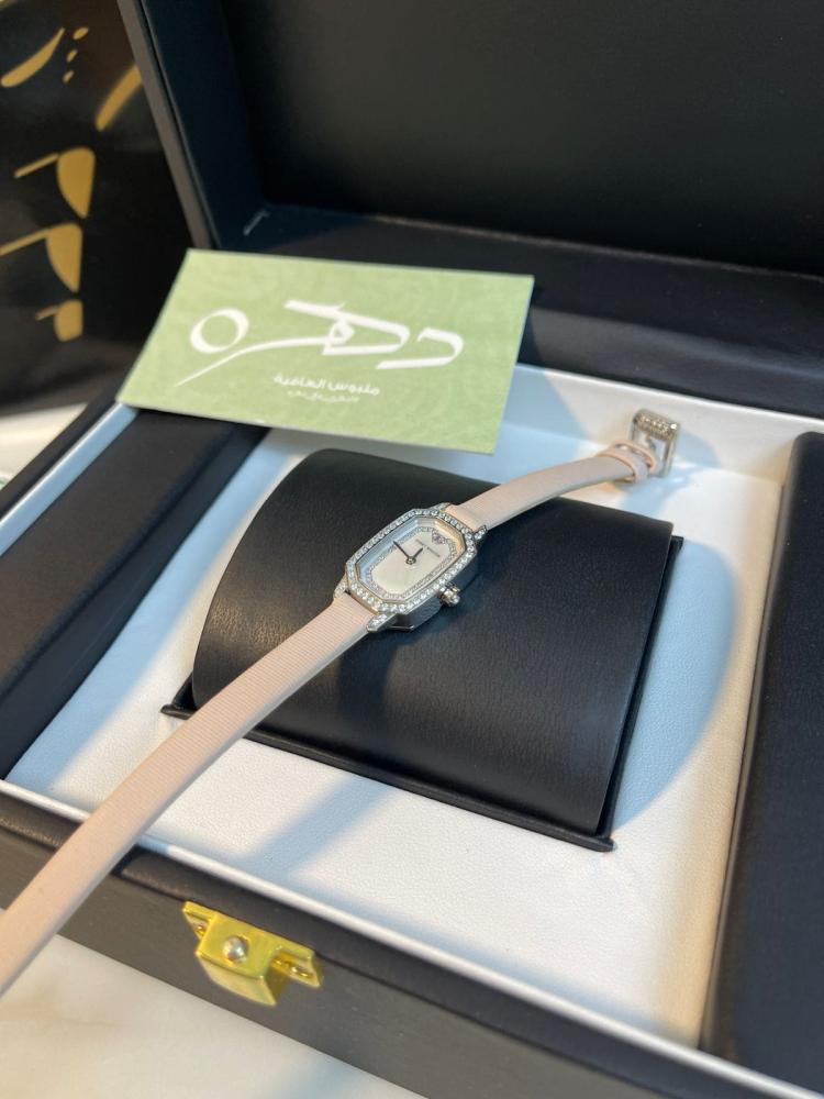 ساعة هاري وينستون إيميرالد باطار كريستالي وحجر كريستالي وردي