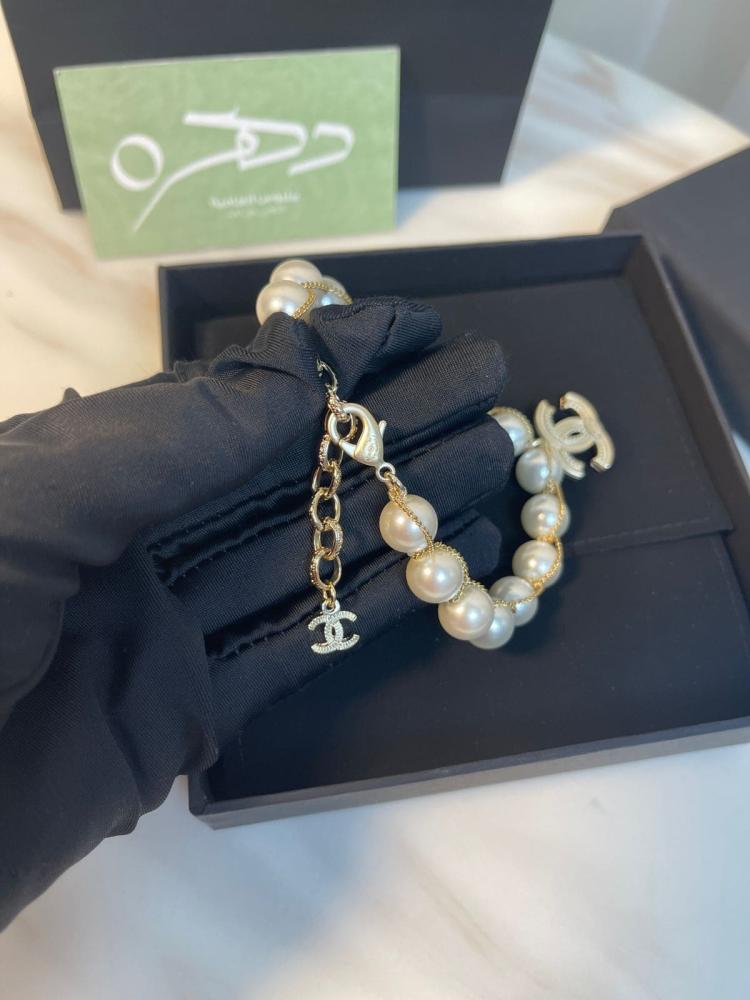 سوار بسلسلة لؤلؤ مع سلسلة معدنية بشعار شانيل