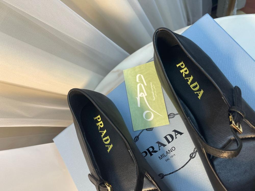 حذاء باليرينا بشعار مثلث من برادا