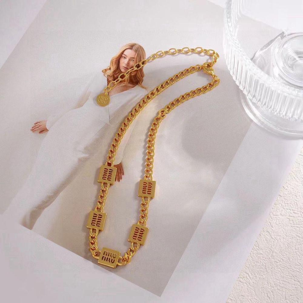 قلادة ميو ميو سلسلة بـ 5 مربعات بحفر الشعار مجوف