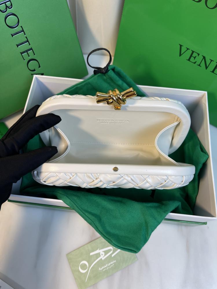 شنطة محفظة بوتيقا كلاتش بقفل عقدة - أبيض