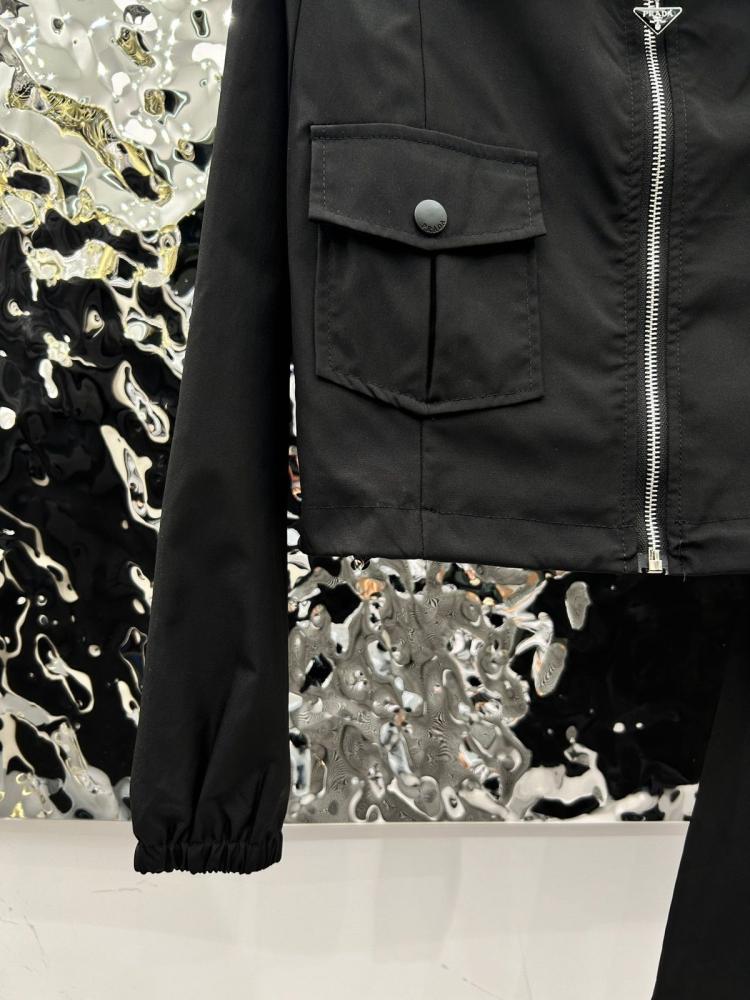 طقم تيور برادا بلوزة وتنورة