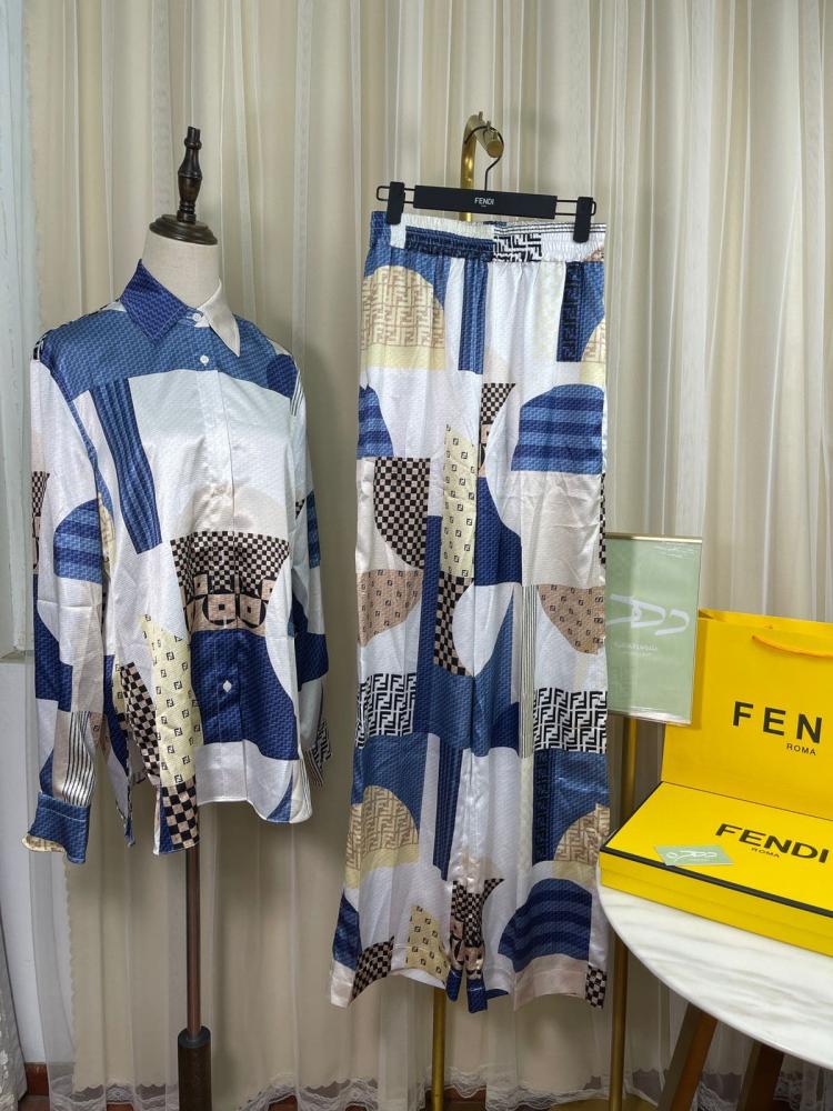 طقم بلوزة وبنطلون فندي بطبعة بنمط أشكال مختلفة باللون الأبيض و الأزرق