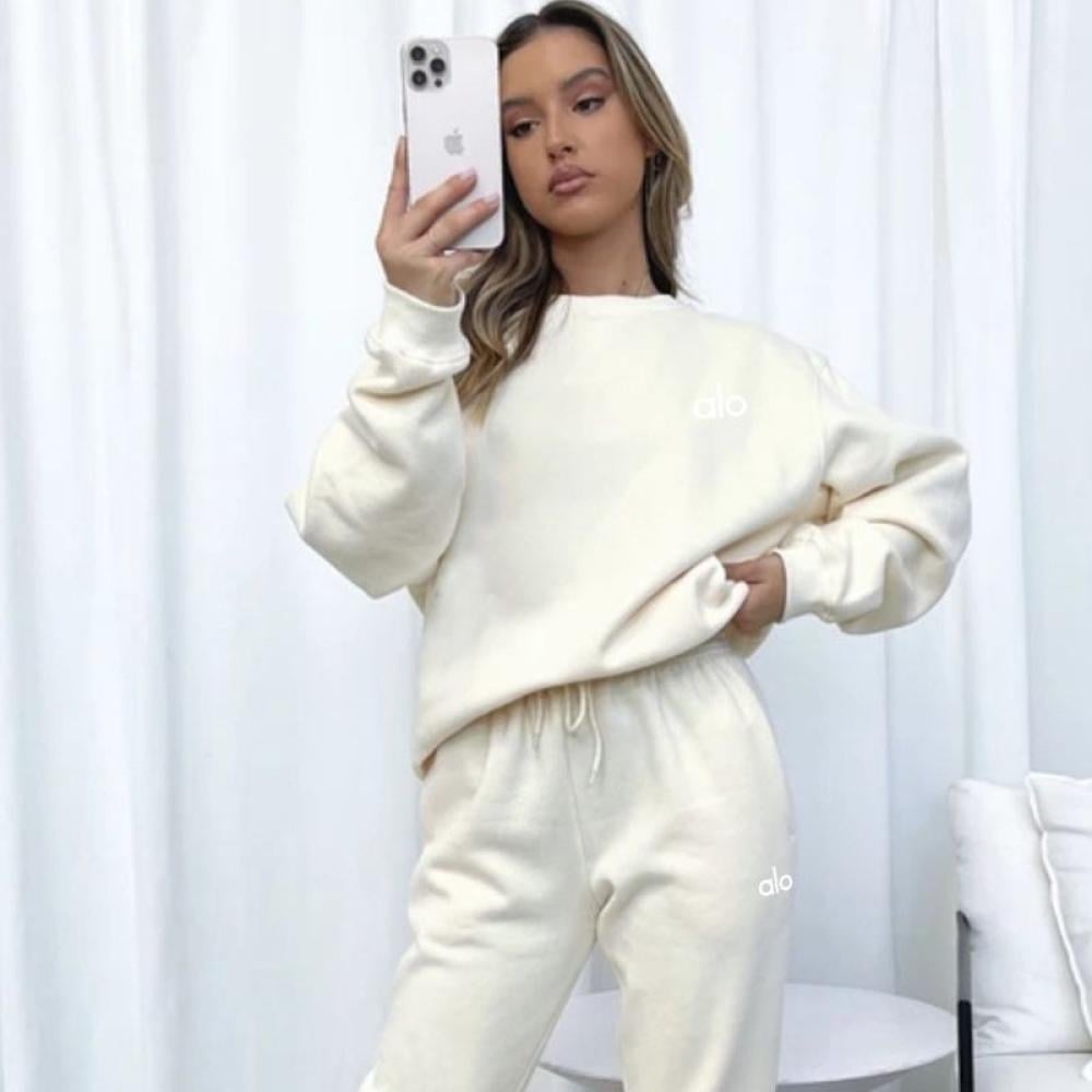 طقم سويتز برقبة دائرية ضيقة وبنطال من alo yoga - مجموعة 1