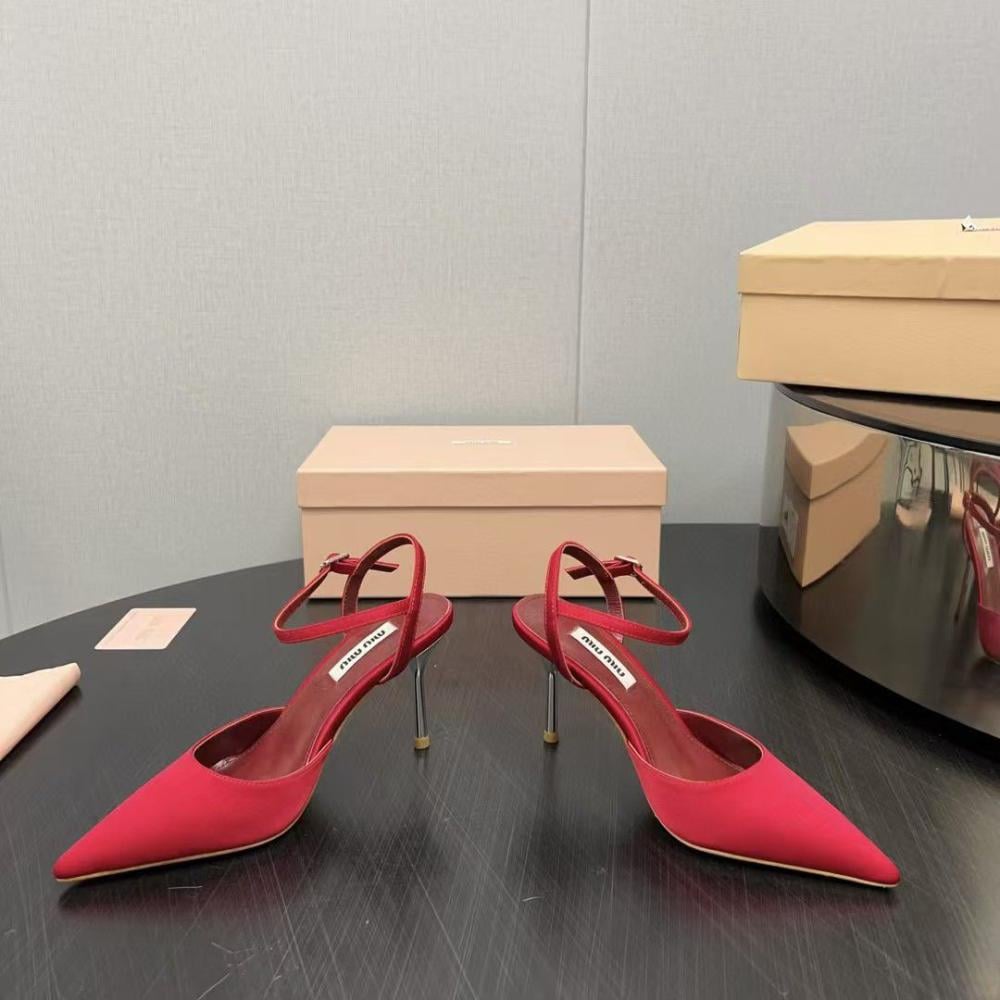 حذاء ميو ميو بكعب معدني ومقدمة مغلقة مدببة