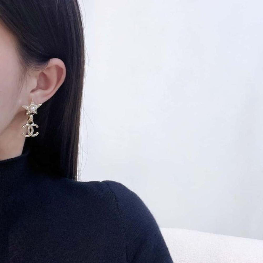 أقراط بنجمة خماسية وشعار شانيل مع لؤلؤ