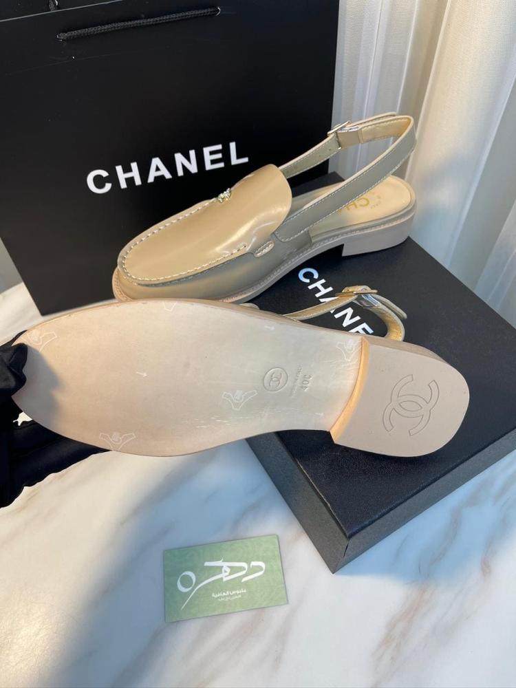 صندل شانيل مسطح بشعار شانيل - بيج