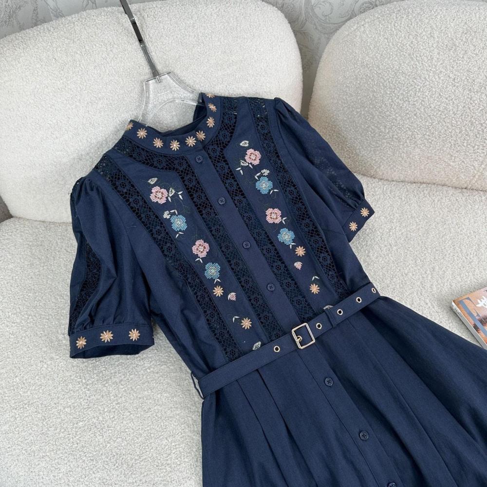 فستان كتان مطرز بأكمام قصيرة