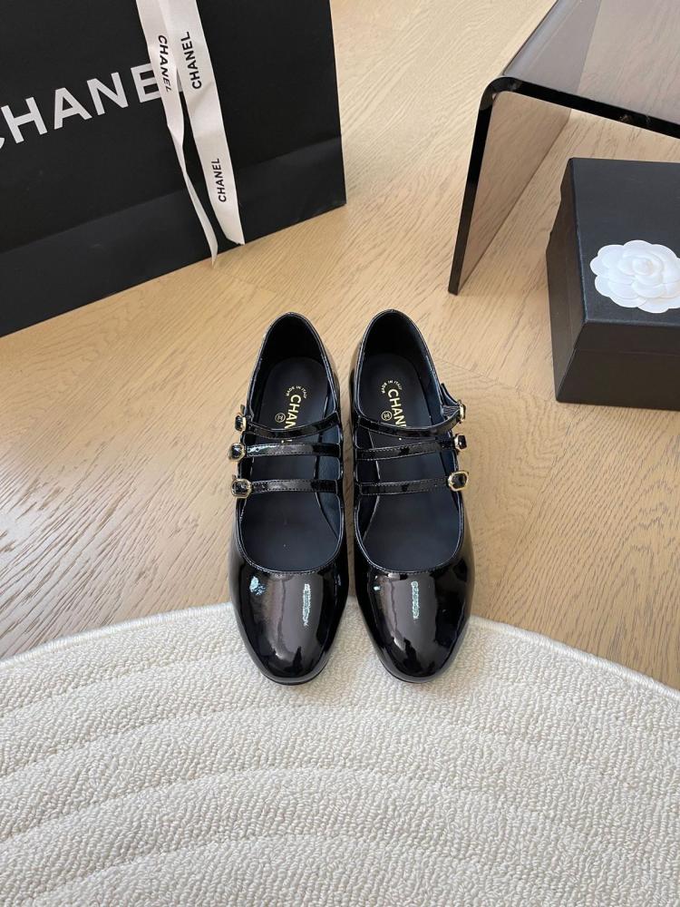 صندل شانيل أسود بثلاث بكلات والشعار