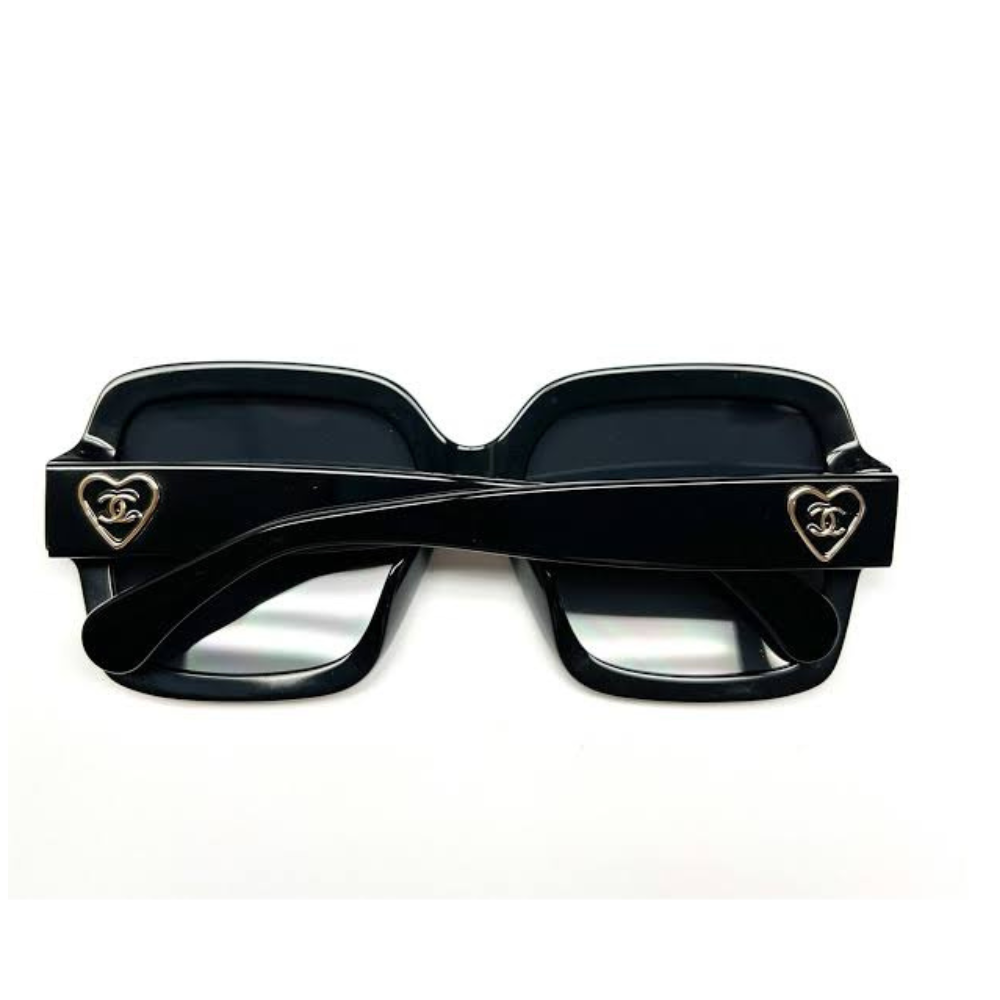 نظارة شمسية من شانيل باطار مستطيل مع تصميم قلب