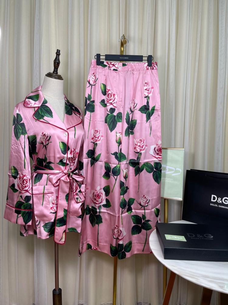 بيجاما ساتان بطبعة ورد من قميص وبنطال من دولتشي - طقم باللون الوردي