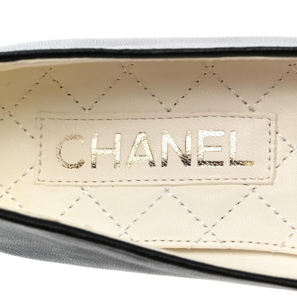 حذاء كلاسيكي من شانيل بسلسلة  على الكاحل باللون الأسود