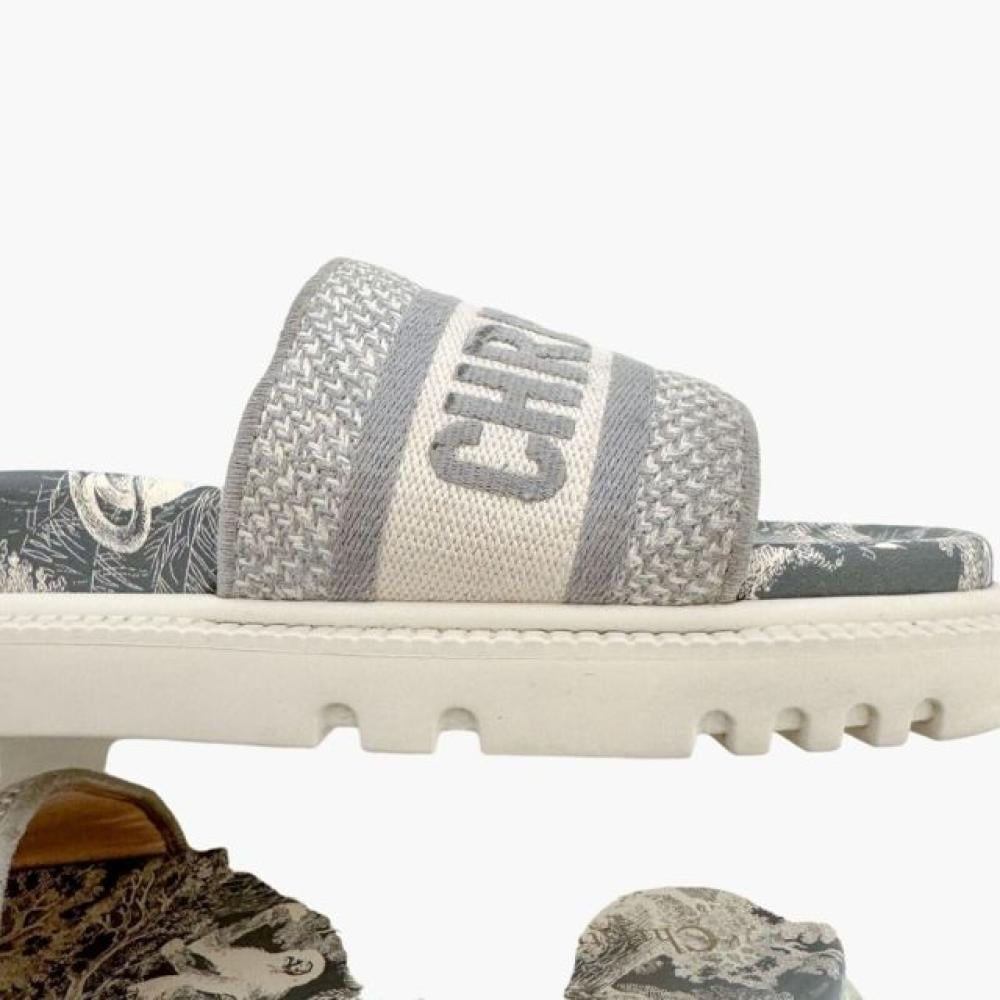 شبشب مطرز من قماش Toile de Jouy من ديور - رمادي