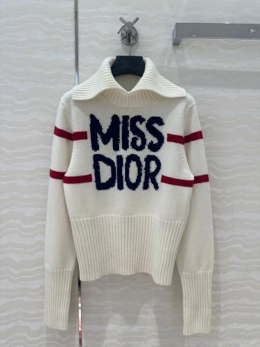 بلوزة ديور مع حبكة شعار MISS DIOR من الصوف