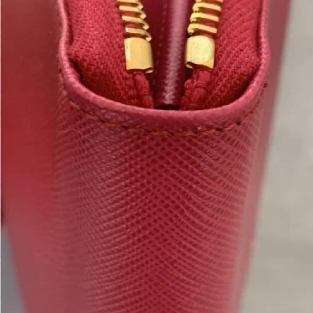 محفظة سافيانو بسحاب محيطي من برادا - أحمر