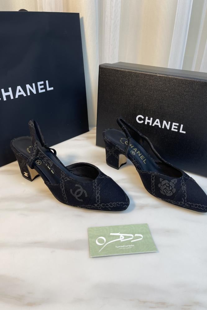 حذاء شانيل سليب باك بكعب متوسط باللون الأسود