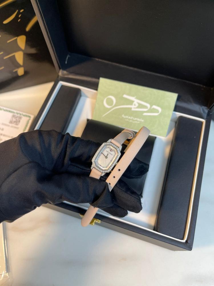 ساعة هاري وينستون إيميرالد باطار كريستالي وحجر كريستالي وردي