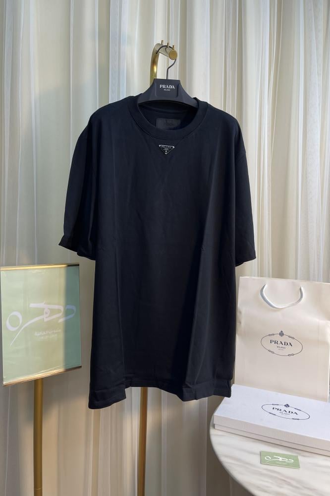 تيشرت برادا بالشعار المثلث تحت الياقة - أسود