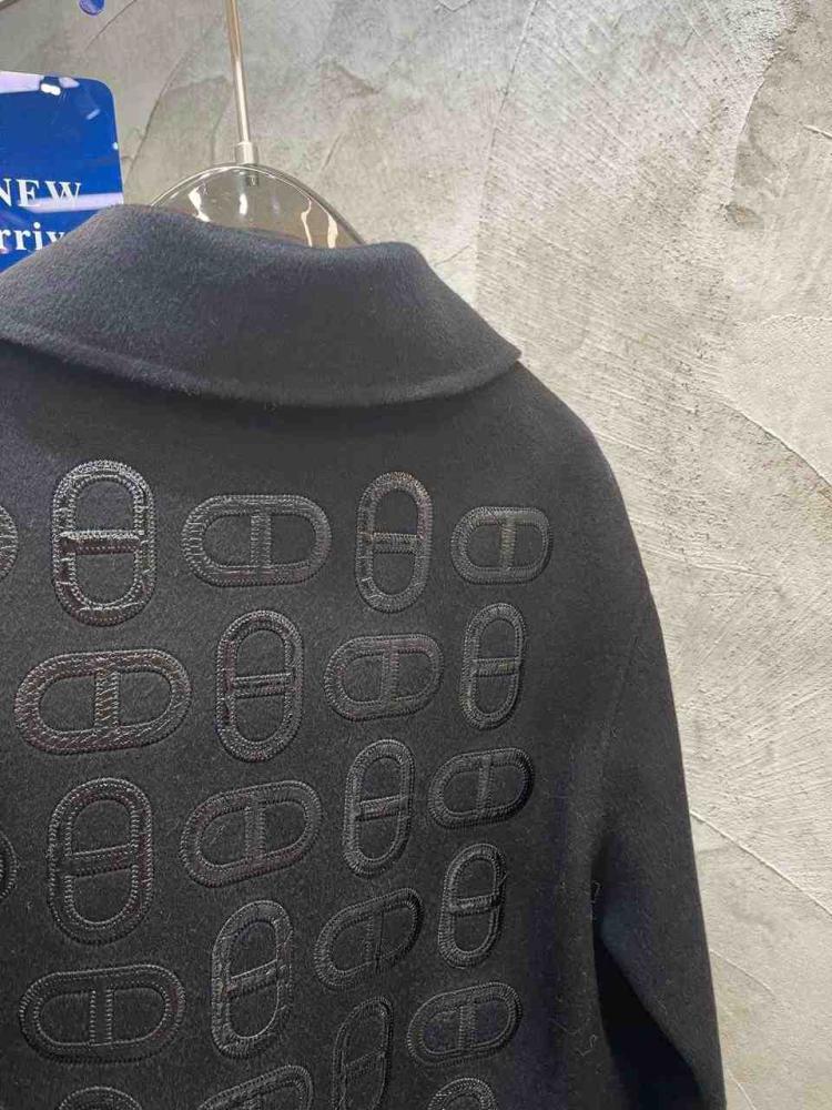 معطف هيرميز بنقش الشعارات بأكمام طويلة من الكشمير