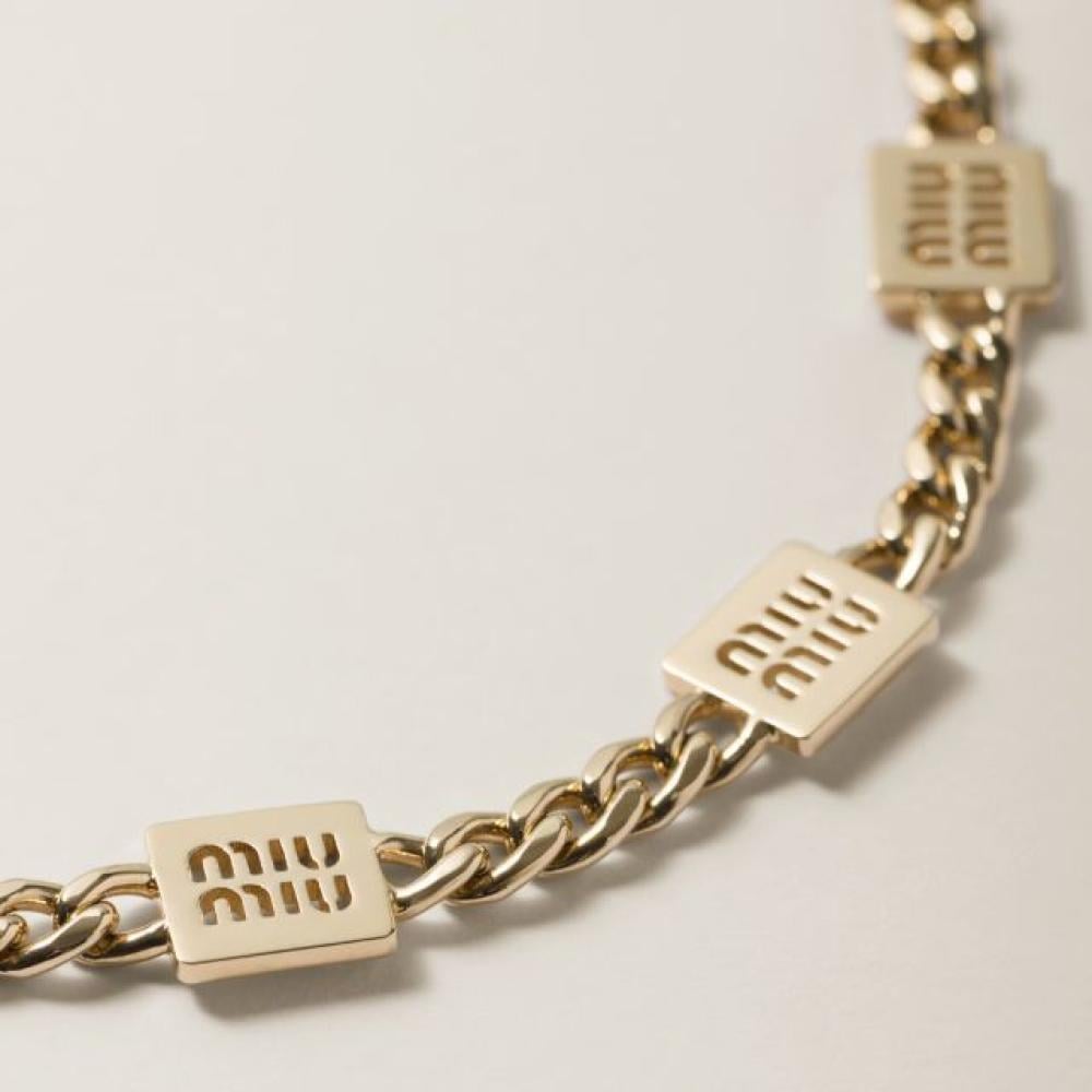 قلادة ميو ميو سلسلة بـ 5 مربعات بحفر الشعار مجوف