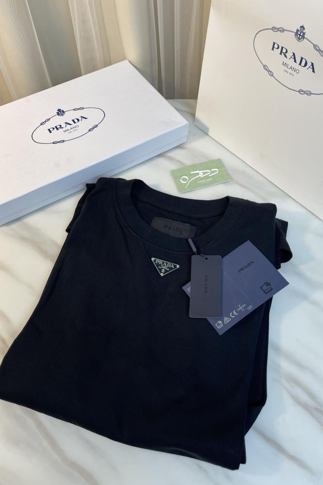 تيشرت برادا بالشعار المثلث تحت الياقة - أسود